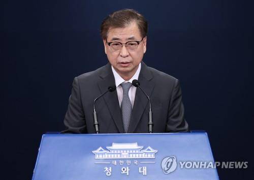 브리핑 하는 국가안보실장 (서울=연합뉴스) 이진욱 기자 = 서훈 청와대 국가안보실장이 25일 오후 청와대 춘추관 대브리핑룸에서 남북한 현안 관련 브리핑을 하고 있다. 2020.9.25      cityboy@yna.co.kr