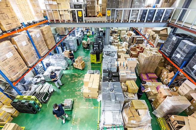 리씽크는 홈쇼핑과 백화점 등 기업에서 나온 제품을 대량으로 매입하고 손질해 판매한다. 온라인으로 주문받은 상품을 발송하기 위해 분주하게 움직이는 물류 창고의 모습.  /김종연 영상미디어 기자