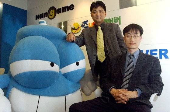 2003년 당시 NHN 김범수(좌), 이해진(우) 공동사장. 김범수 카카오 의장과 이해진 네이버 글로벌투자책임자는 국내 메신저 1위 카카오톡과 포털 1위 네이버를 만들었다. [중앙포토]