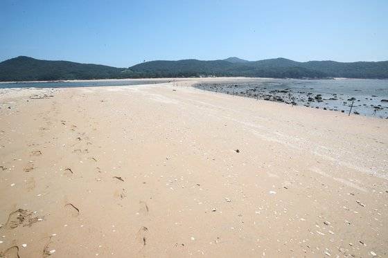 8월 25일 실미도 해변가. 멀리 무의도가 보인다. 우상조 기자