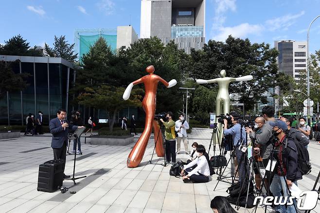 최인식 8.15집회참가자 국민비상대책위원회 사무총장이 25일 오후 서울 서초구 서울행정법원 앞에서 열린 '개천절 광화문집회·차량시위 가처분 소송 제기 기자회견'에서 발언을 하고 있다. 2020.9.25/뉴스1 © News1 황기선 기자