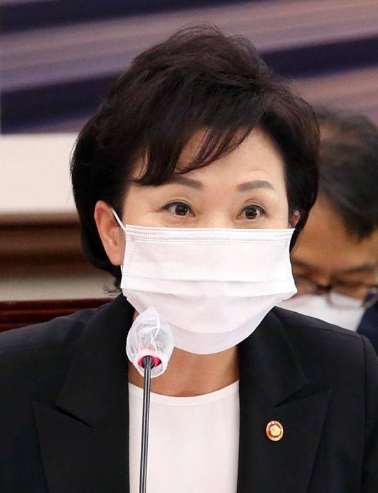 김현미 국토교통부 장관이 지난달 31일 오전 국회 국토교통위원회 전체회의에서 의원들의 질의에 답하고 있다. (사진=연합뉴스)