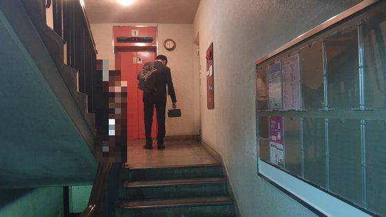 2019년 9월 25일 조국 당시 법무장관이 딸에게 줄 케이크를 들고 귀가하는 모습.