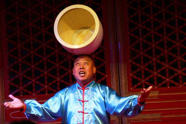 라오서차관의 머리로 항아리 돌리기 공연ⓒ최종명