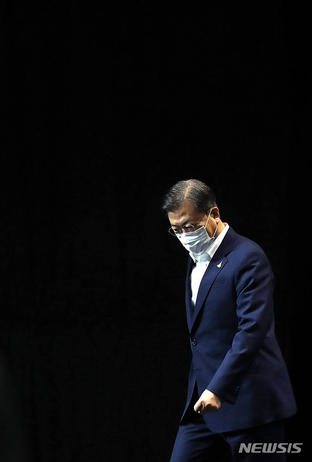 [김포=뉴시스]추상철 기자 = 문재인 대통령이 24일 오후 경기 김포시 민간 온라인 공연장인 캠프원에서 열린 디지털뉴딜문화콘텐츠산업 전략보고회에 참석하고 있다. 2020.9.24.   scchoo@newsis.com