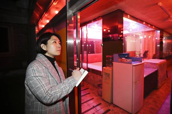 ▲ 취재 중인 최은경 중앙일보 기자. 사진=중앙일보