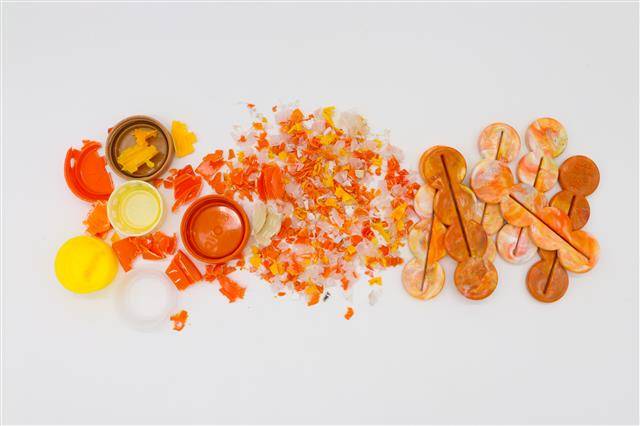 폐플라스틱은 분류, 세척, 건조, 분쇄의 과정을 거쳐 업사이클링 튜브짜개로 탄생한다.서울환경연합 제공