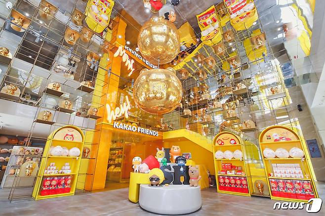 카카오프렌즈 중국 상하이 정규 매장 (카카오IX 제공) © 뉴스1
