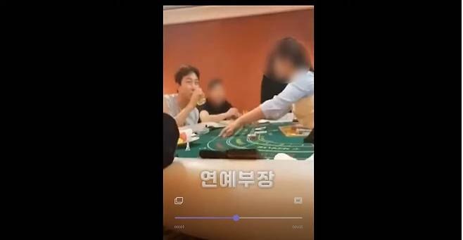 연예기자 출신 유튜버 김용호씨가 29일 가수 겸 연기자 탁재훈의 해외 도박 장면이라고 주장하며 공개한 사진./ 유튜브 '김용호 연예부장'