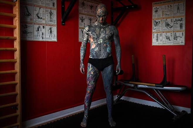 온몸에 문신을 새긴 프랑스의 초등학교 교사 실뱅 헬레인. /AFP 연합뉴스