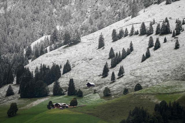 26일 스위스 키엔탈에 하얀 눈이 덮여 있다. 찬바람과 기온이 급격히 하락한 베른 알프스에 어느새 겨울이 찾아왔다. 키엔탈=AFP 연합뉴스