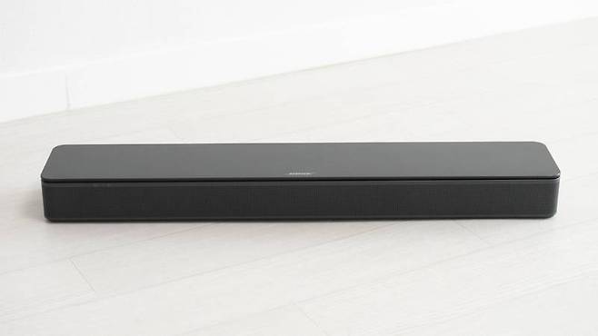 보스 TV 스피커는 가로 59.4cm로 소형이며, 32~55인치 TV와 궁합이 좋다. 출처=IT동아