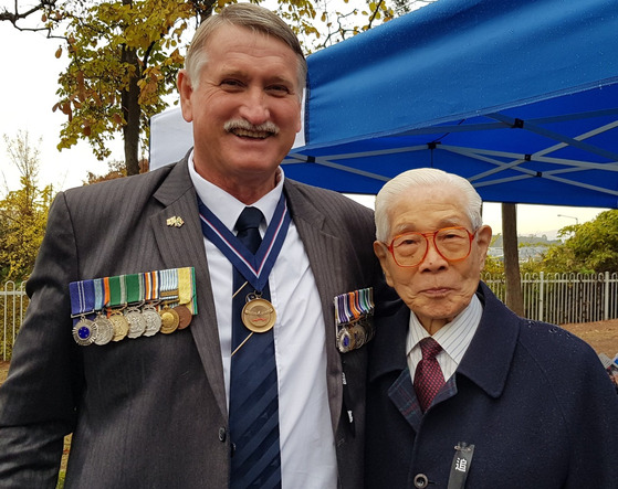 Col. Dirk Louw, son of Sgt. Louw, left, and Chi Kap-chong, chairman of the United Nations Korean War Allies Association, at the South African Air Force Memorial in Pyeongtaek, Gyeonggi, in November 2019. [SOUTH AFRICAN KOREAN WAR VETERANS ASSOCIATION]