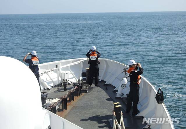 [서울=뉴시스]해경이 28일 오후 인천 소청도 인근 해상에서 해앙수산부 공무원 북한 총격 사망 사고와 관련해 수색작업을 벌이고 있다. (사진=해양경찰청 제공) 2020.09.28. photo@newsis.com