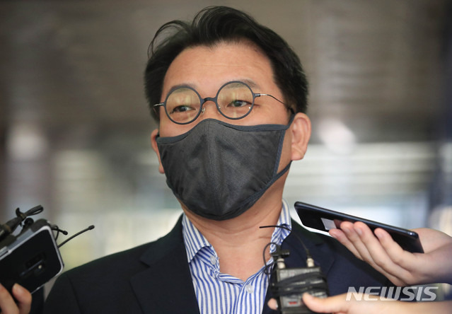 [서울=뉴시스] 박민석 기자 = 고 박원순 전 서울시장의 성추행 방조 혐의로 고발된 전 비서실장 중 1명인 오성규 전 비서실장이 17일 오후 서울 종로구 서울지방경찰청 여성청소년과에서 조사를 마친 뒤 입구에서 취재진과 질의응답을 하고 있다. 2020.08.17. mspark@newsis.com