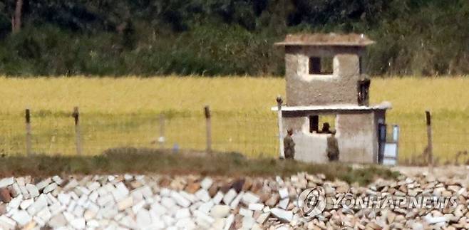 이야기 나누는 북한군 병사들 (인천=연합뉴스) 임헌정 기자 = 28일 인천 강화군 평화전망대에서 바라본 북한 황해북도 개풍군 북한군 초소에서 병사들이 이야기를 나누고 있다. 2020.9.28 kane@yna.co.kr