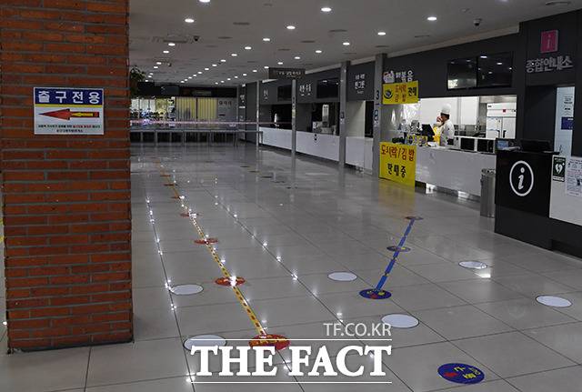 테이블 철거된 푸드코트