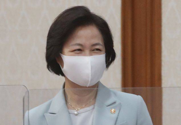 29일 환한 웃음 지으며 국무회의에 참석하는 추미애 법무장관/뉴시스