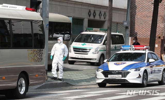 [서울=뉴시스] 조수정 기자 = 30일 오전 신종 코로나 바이러스 감염증(코로나19) 집단감염으로 병원 전체가 코호트 격리(동일집단 격리)된 서울 도봉구 다나병원에서 재검사 대상자들을 태운 차량과 경찰 차량이 이동하고 있다. 2020.09.30.  chocrystal@newsis.com