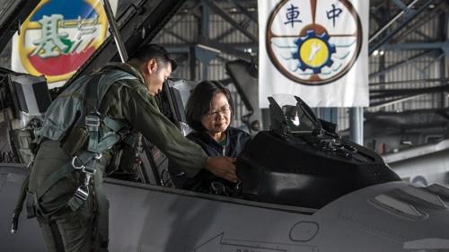 F-16 전투기 조종석 앉은 차이이원 총통 [대만 국방부 홈페이지. DB 및 재판매 금지]
