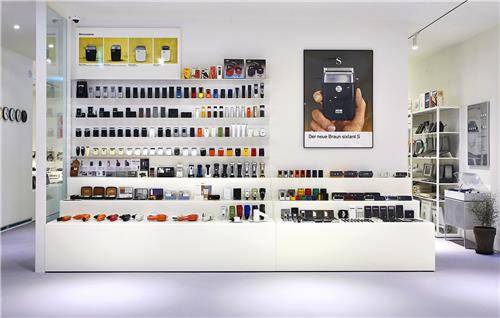 브라운의 다양한 소형가전을 전시한 공간. 디터 람스가 브라운에 몸담았던 1950∼1980년대 면도기와 최근 면도기의 디자인을 비교해 볼 수 있다. 디터 람스는 브라운이 질레트에 인수된 이후 마케팅을 위해 끊임없이 디자인을 바꾸는 정책에 반대하며 1997년 퇴사했다. [4560디자인하우스 제공]