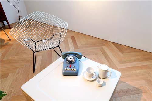 1950∼1960년대 거실을 재현한 공간, 가전제품부터 의자, 테이블, 찻잔에 이르기까지 그 시대 디자인된 제품들로 꾸며져 있다. [사진/조보희 기사]