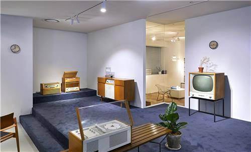 사진 중앙 아래쪽에 보이는 턴테이블이 '백설 공주의 관'으로 불리는 SK4(1956). 가구 같았던 기존의 육중한 오디오 디자인에서 벗어난 획기적인 제품이다. [4560디자인하우스 제공]