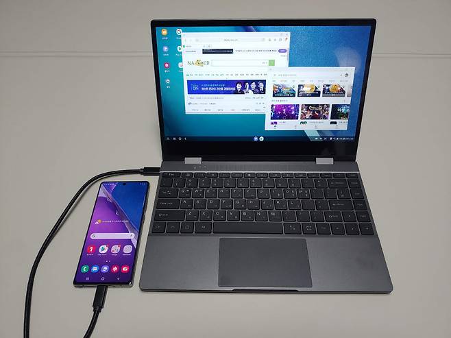 갤럭시노트20과 KT 플립북을 연결하면 바로 삼성 덱스 모드가 실행된다.