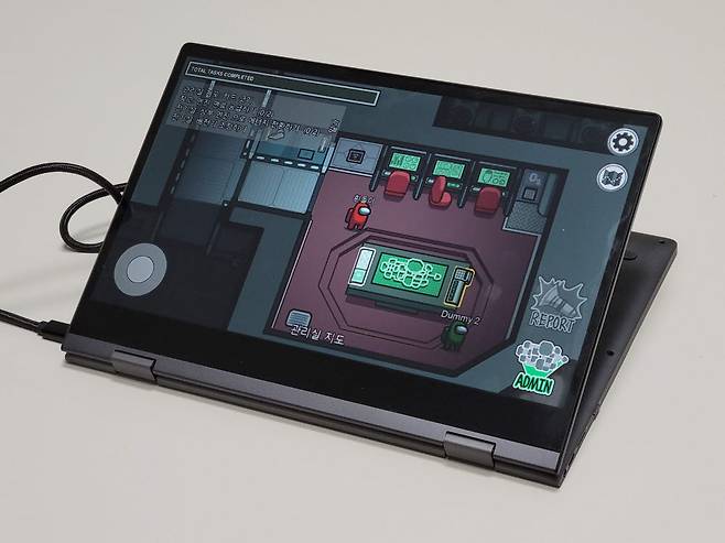 플립북의 대화면을 이용해 모바일 게임을 즐길 수 있다.