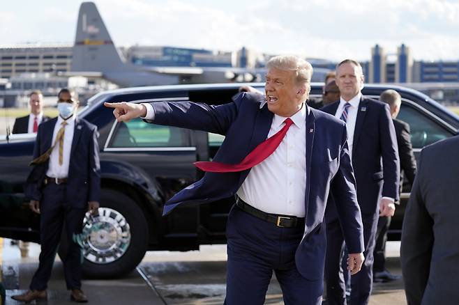 도널드 트럼프 미국 대통령이 30일(현지시간) 미니애폴리스 세인트폴국제공항에 도착해 지지자들에게 손짓을 하고 있다. [AP]