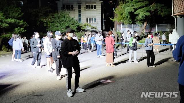 경기 고양시 일산서구 주엽고등학교 학생들이 신종 코로나바이러스 감염증(코로나19) 검사를 받기 위해 대기하고 있다.(사진=고양시 제공)