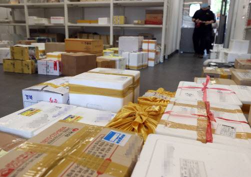 추석연휴를 이틀 앞둔 28일 서울 서초구 고속버스터미널에서 시민들이 고속버스 배송으로 보낸 선물세트 등 택배가 쌓여있다.(사진=연합뉴스)