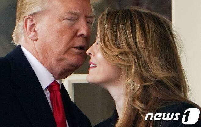 도널드 트럼프 미국 대통령과 호프 힉스 고문. © AFP=뉴스1