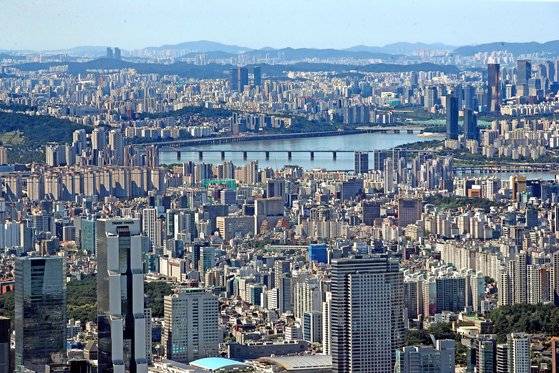 KB부동산 통계에 따르면 9월 서울 아파트 매매 평균 가격이 10억원을 넘어섰다. 연합뉴스