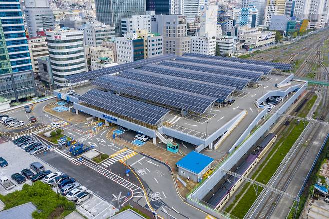 지난달 21일 부산역 선상 주차장 지붕에 태양광 발전설비가 설치돼 있다. 한국남부발전이 한국철도공사, 한국철도시설공단, 부산대학교 등과 함께 공공 협업형 시범사업으로 준공한 설비로, 연간 1150MWh 규모 전력을 생산한다. 남부발전 제공