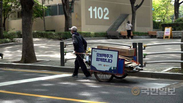 허 할아버지와 끌림, 그리고 이들의 리어카는 오늘도 쌩쌩 달린다. 최민석·김다영 기자