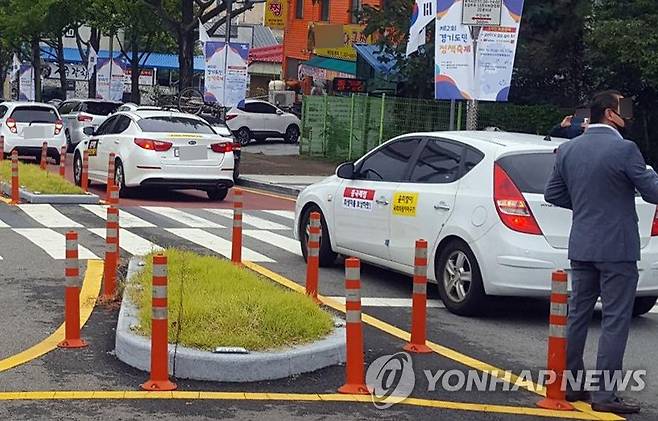 수원 개천절 차량 집회 (수원=연합뉴스) 3일 경기도 수원시 경기도청 앞에서 보수단체 '애국순찰팀'이 차량을 이용한 집회를 열고 있다. 2020.10.3 [독자 제공. 재판매 및 DB 금지] photo@yna.co.kr