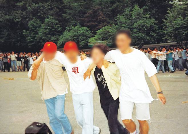 고려대 남학생 4명이 고대생임을 나타내는 빨간 모자를 쓰고 이화여대 운동장을 뛰어다니고 있다. 이성을 잃고 즐거워하는 모습이다. 이대 총학생회는 이 사진 속 얼굴들을 고려대 학칙에 따라 처벌할 것을 요청했다. 이후 주동자 7명이 처벌받았다. 당시 이화여대 총학생회가 제공한 사진이다.