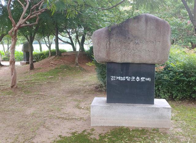 전주 덕진 공원의 김개남 추모비. 우뚝 솟은 전봉준 동상과 달리 초라한 모습이다. 손호철 교수 제공