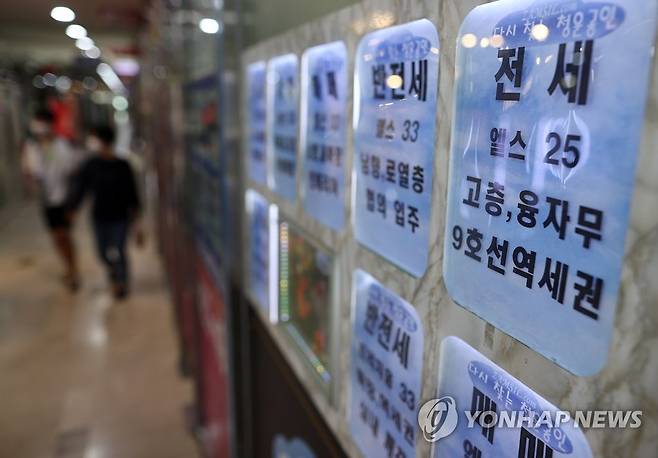 부동산 중개소에 붙은 전세 매물 정보 [연합뉴스 자료사진]