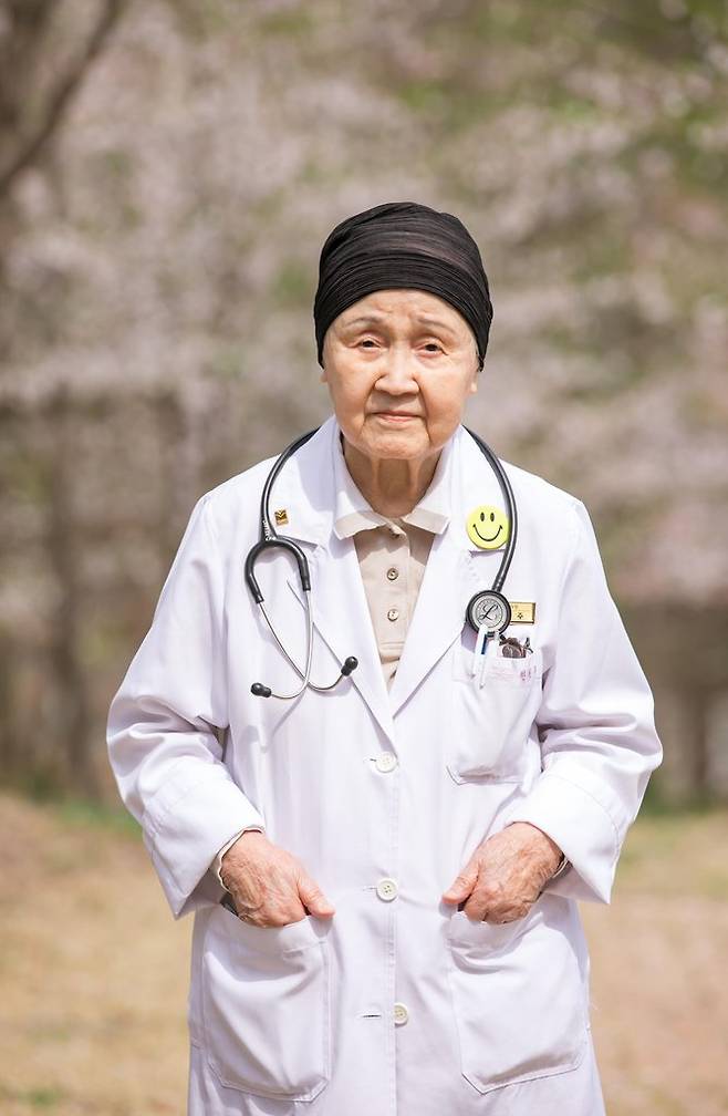 '국내 최고령 현역 의사' 한원주씨 별세 (서울=연합뉴스) 국내 최고령 현역 의사로 활동한 한원주 매그너스요양병원 내과 과장이 소천했다. 향년 94세.      경기 남양주 매그너스요양병원과 유족 측은 한원주 매그너스요양병원 내과 과장이 지난달 30일 숙환으로 별세했다고 5일 밝혔다.      사진은 고(故) 한원주 의사.       [매그너스요양병원 제공. 재판매 및 DB 금지] photo@yna.co.kr