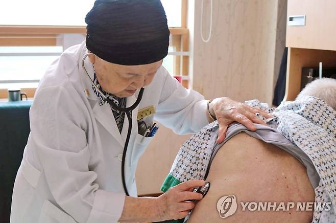 '국내 최고령 현역 의사' 한원주씨 별세…향년 94세 (서울=연합뉴스) 국내 최고령 현역 의사로 활동한 한원주 매그너스요양병원 내과 과장이 지난달 30일 숙환으로 별세했다고 매그너스요양병원과 유족 측이 5일 밝혔다. 향년 94세.      최근까지 직접 환자를 진료하던 고인은 지난달 중순께 노환이 악화해 서울 아산병원에 입원했다가 9월 23일 경기 남양주 매그너스요양병원으로 돌아왔다.      사진은 고 한원주 의사가 생전에 환자를 진료하는 모습.      [매그너스요양병원 제공. 재판매 및 DB 금지] photo@yna.co.kr
