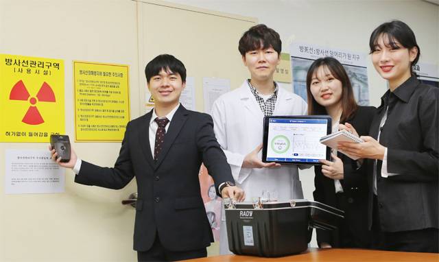 지난달 부산에서 ‘2020 열린 세계 원자력 및 방사선 엑스포’의 전국 대학생 프레젠테이션 경진대회에서 최우수상을 받은 최동혁 씨(왼쪽에서 첫 번째)와 방사선학과 학생들이 환하게 웃고 있다. 흰색 가운을 입고 있는 이영진 교수가 학생들의 제안을 지도했다. 가천대 제공