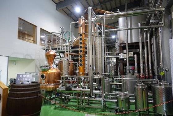 그레인 위스키를 만드는 연속식 증류기. [사진 김대영]