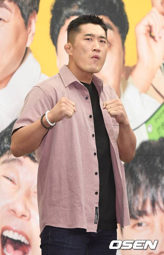 [OSEN=곽영래 기자] 이종격투기 선수 김동현이 아내인 모델 출신 송하율의 둘째 임신 소감을 밝혔다. 사진은 과거 예능 공식 행사에 참석해 포토타임을 갖는 모습이다. /youngrae@osen.co.kr