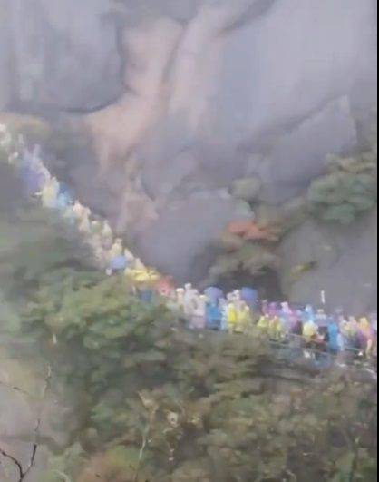 10월 4일 중국 황산의 모습. 관광객들이 좁은 통행로로 줄을 지어 이동하고 있다.