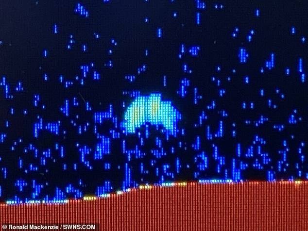 네스호 수심에서 길이가 10m가량에 달하는 하얀 점이 포착된 사진 [로널드 매켄지 제공. 재판매 및 DB금지.]