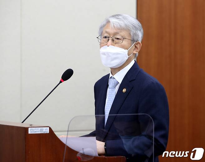 최기영 과학기술정보통신부 장관이 7일 오전 서울 여의도 국회에서 열린 과학기술정보방송통신위원회 국정감사에서 선서 후 발언을 하고 있다. 2020.10.7/뉴스1 © News1 성동훈 기자