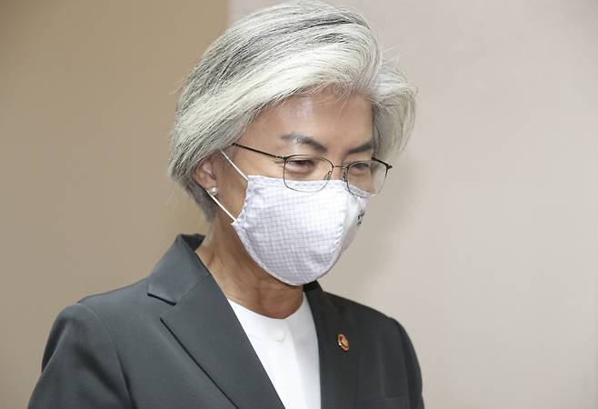 강경화 외교부 장관이 6일 오전 서울 종로구 정부서울청사에서 화상으로 열리는 국무회의에 참석하고 있다. 2020.10.06./뉴시스