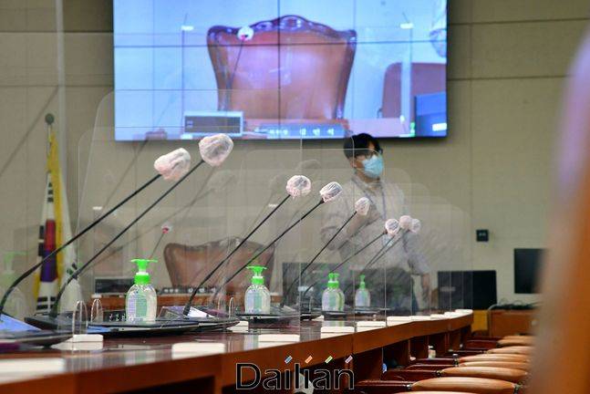 코로나19 속 21대 국회 첫 국정감사가 하루 앞으로 다가온 지난 6일 오후 서울 여의도 국회 보건복지위원회 회의실이 방역에 집중한 회의 준비로 분주한 모습을 보이고 있다. (자료사진) ⓒ데일리안 박항구 기자